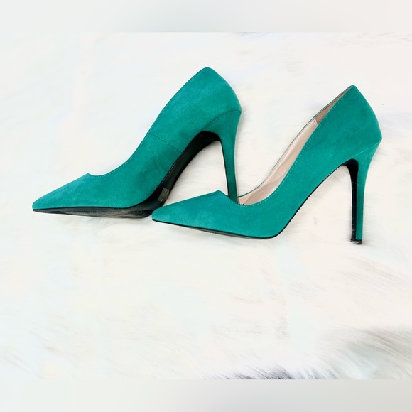SOLD- Women’s Vibrant Green Suede Heels. Size 8 - Picture 9 of 9